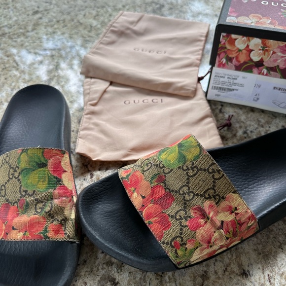 Gucci Bloom Slides size 41. Not for a picky buyer! Please ask questions first! - Picture 4 of 14